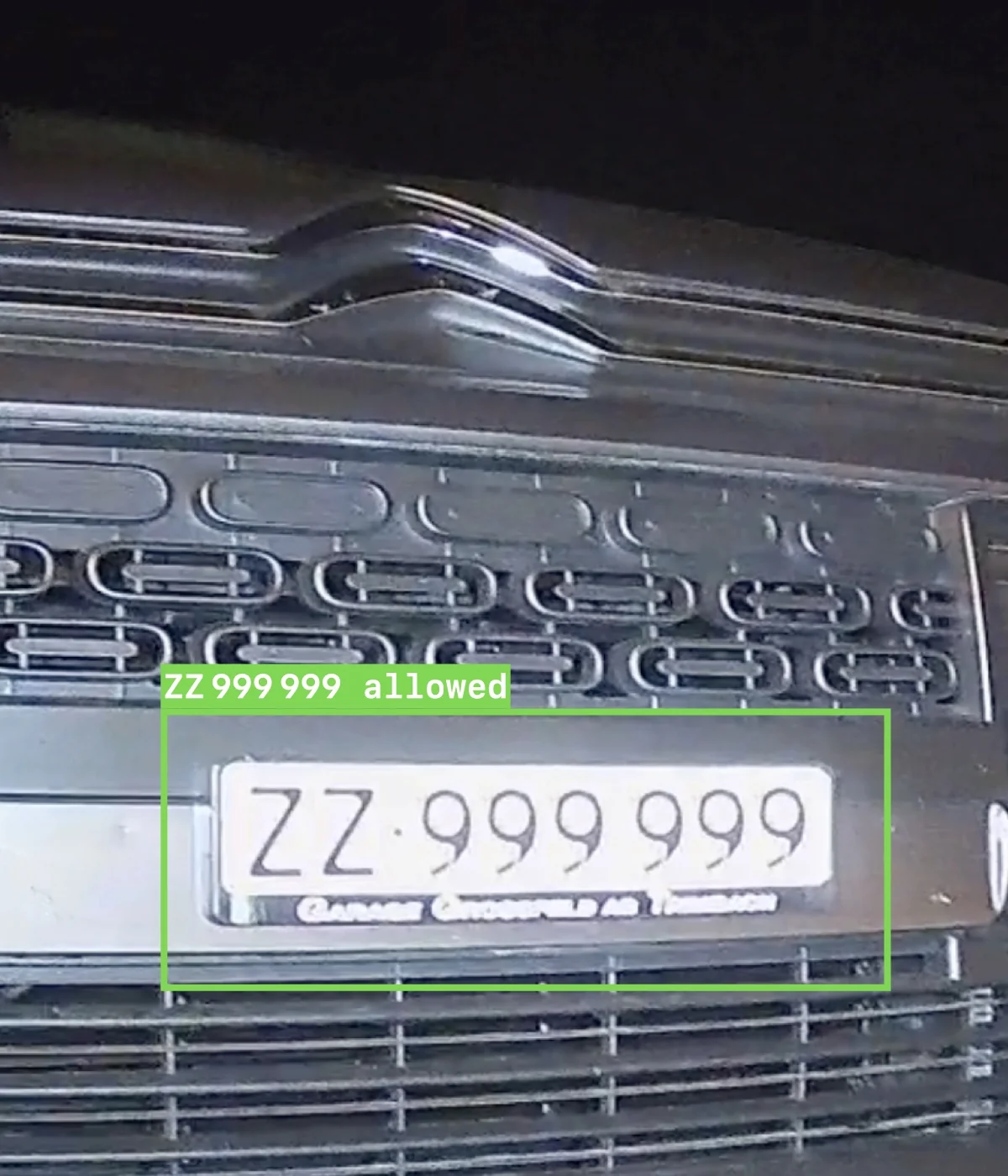 Ascento Guard Kennzeichenerkennung auf Parkplatz – KI-OCR erkennt Nummernschild ZZ 999 999 mit grünem Overlay 'allowed' für automatisches Parkraummanagement