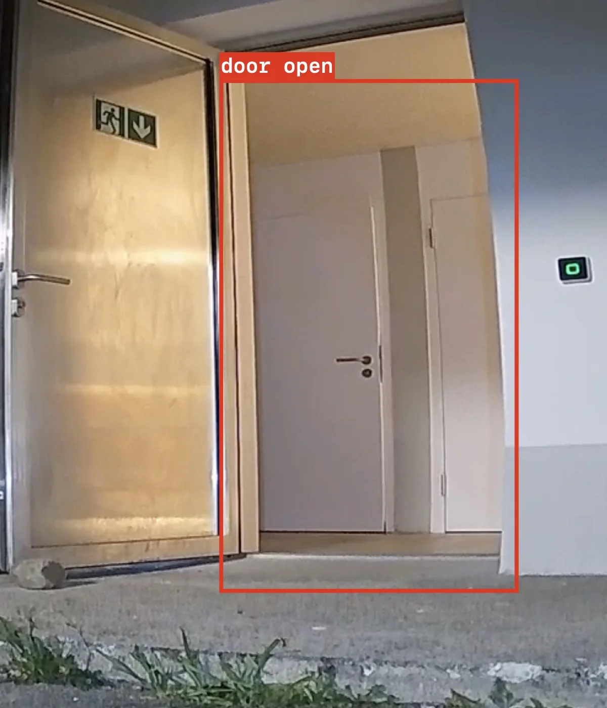 Ascento Guard erkennt offenstehende Tür am Objekt – RGB-Kamera mit rotem Bounding-Box und KI-Label 'door open' für automatische Alarmierung
