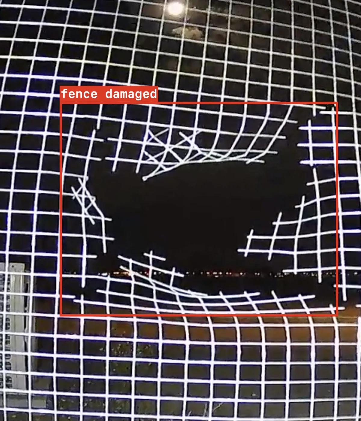 Ascento Guard 2.0 erkennt beschädigten Zaun – KI-Overlay mit rotem Bounding-Box und Label 'fence damaged' für autonomen Perimeterschutz